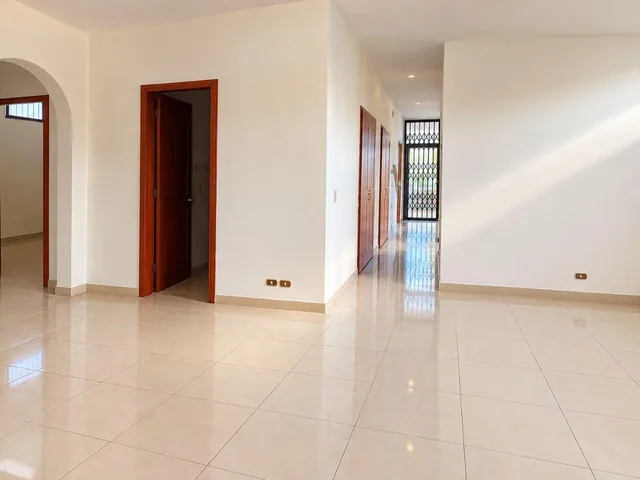 Edificio Multifamiliar Rentera de 3 Pisos Mas Terraza en La Cumbre Ceibos de 600 m², Guayas — imagen 2