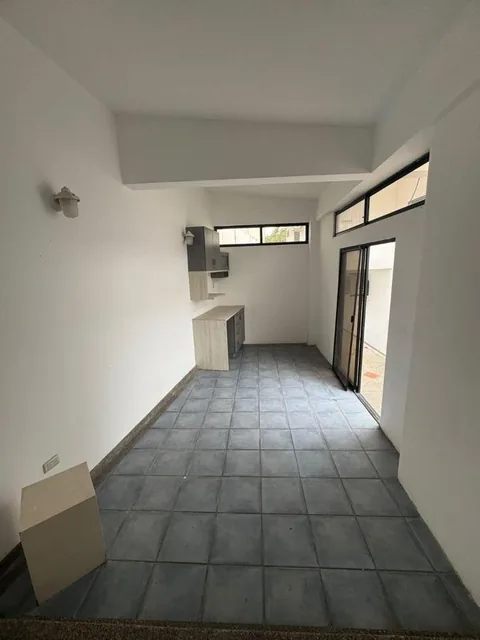 Casa de Venta en Los Parques – 4 Dorm., Piscina y Suite Independiente, Guayas — imagen 3