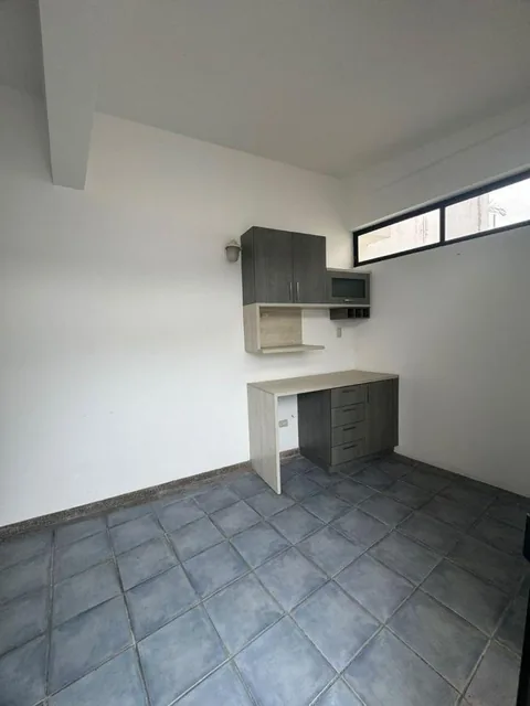 Casa de Venta en Los Parques – 4 Dorm., Piscina y Suite Independiente, Guayas — imagen 2