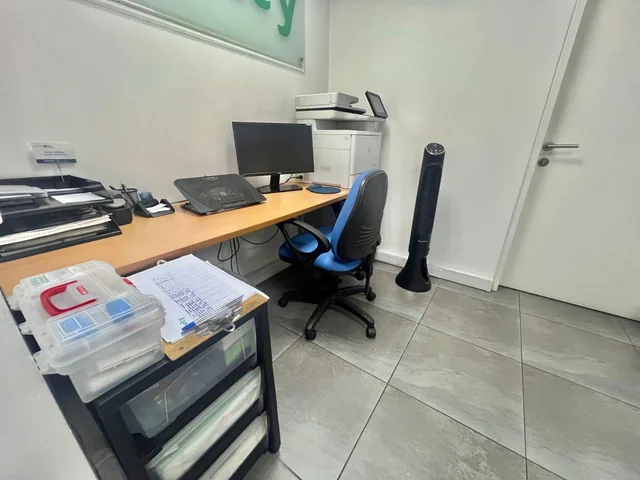 Venta Oficina 2 Parqueaderos y 2 Bodegas - Av 12 de Octubre — imagen 5