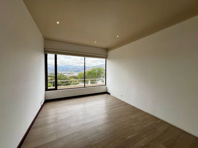 En Venta Departamento de Tres Dorm. con Terraza 318 M²– Cumbayá — imagen 4