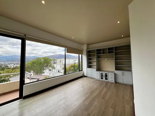 En Venta Departamento de Tres Dorm. con Terraza 318 M²– Cumbayá — imagen 3