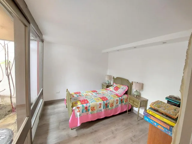 Oportunidad de Inversión – Vendo Amplia Casa Independiente con 3 Departamentos Calle Las Palmeras — imagen 2