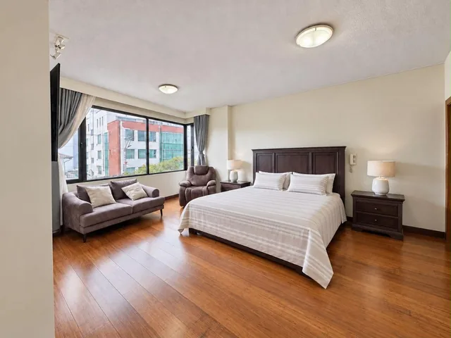 En Venta Departamento de Tres Dormitorio con Balcón 320 m² - Quito Tenis Golf Club — imagen 2