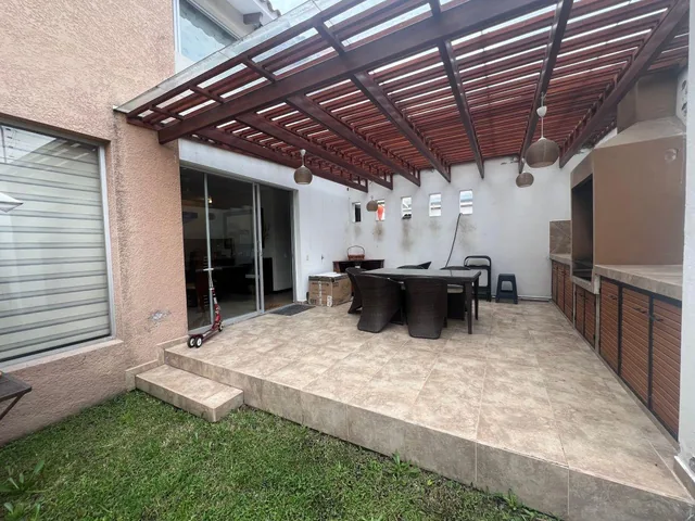 Venta, Amplia Casa con Jardín en Tumbaco con Excelente Ubicación — imagen 4