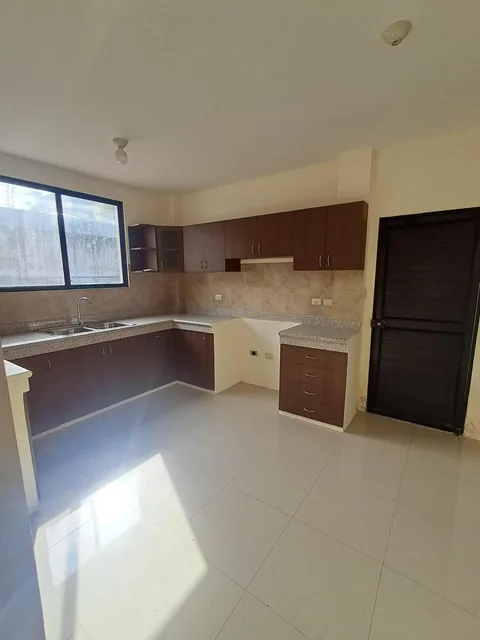 Casa de Estreno Esquinera en Venta Urbanizacion Lomas del Bosque, Guayas — imagen 4