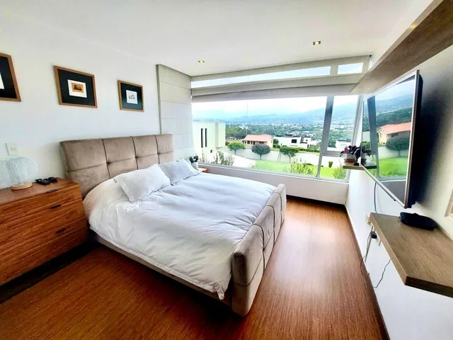 Cumbayá – Santa Inés | Venta de Casa de 220 m² con 3 Dorm. y Jardín — imagen 2