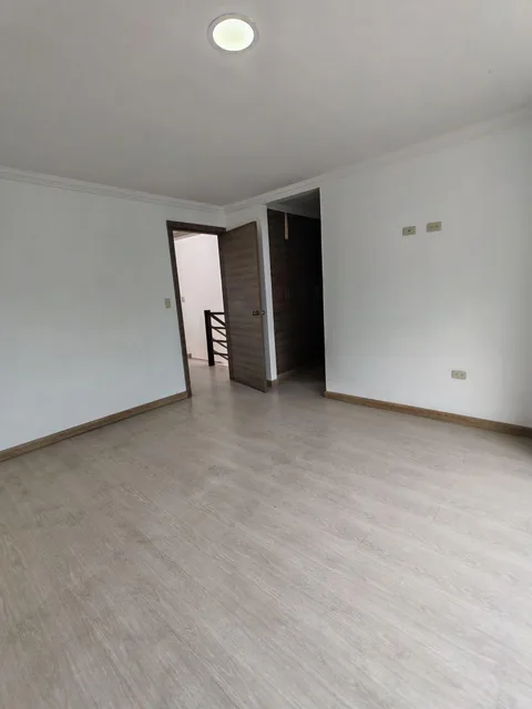 Casa a La Venta Urbanización Privada Ricaurte, Azuay — imagen 2