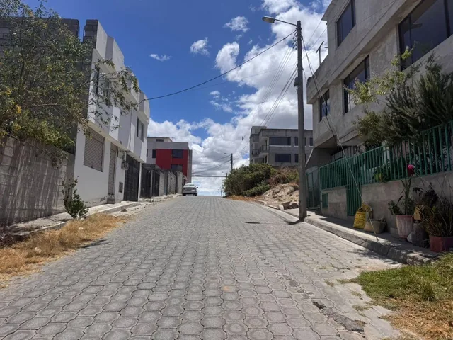 Terreno Esquinero de 238.78 m² La Tola Calderon — imagen 4