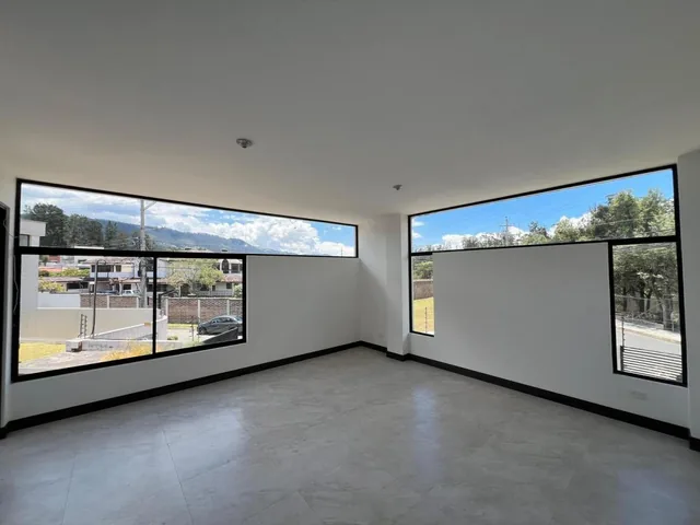 En Venta Casa de Ttres Dorm. con Jardín Privado 196 m² - La Armenia — imagen 2