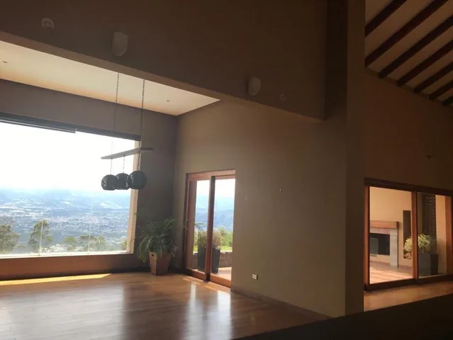 La Casa en Venta Cuenta con Vista a Volcanes y Valles Seguridad, Monteserrin — imagen 2