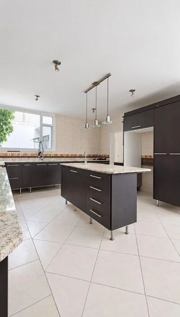 En Venta Casa de Cuatro Dorm. Frente Al Mar 500 m² - Manta, Manabí — imagen 4
