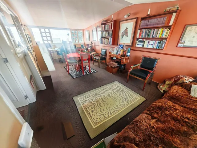 Venta de Casa Familiar de 227 M²: Espacios Ideales Para Amantes del Arte y La Lectura - La Mañosca — imagen 2