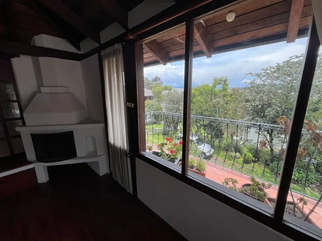 En Venta Casa de 253 m² 3 Dorm., Balcón, Patio, Condominio Sector Embajada Americana — imagen 2