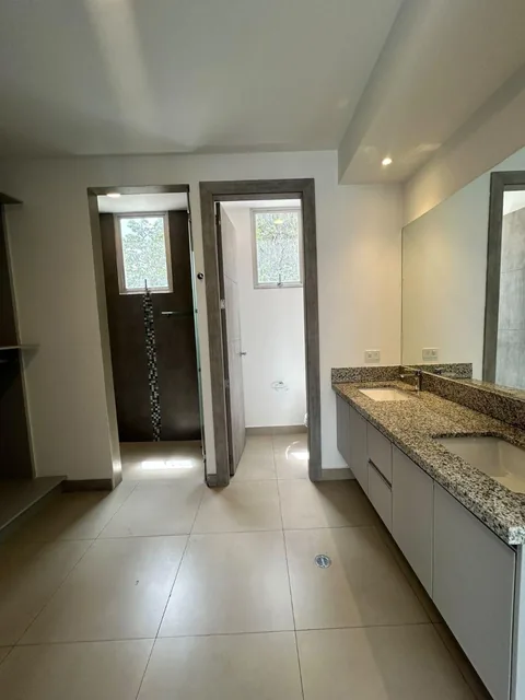 3 Habitaciones con Hermosa Vista, Iluminación y Sala de Tv — imagen 4