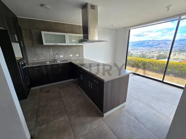 Venta Casa 6 Dorm. en Cumbayá Dentro Conjunto (2 Dorm. Planta Baja) — imagen 4