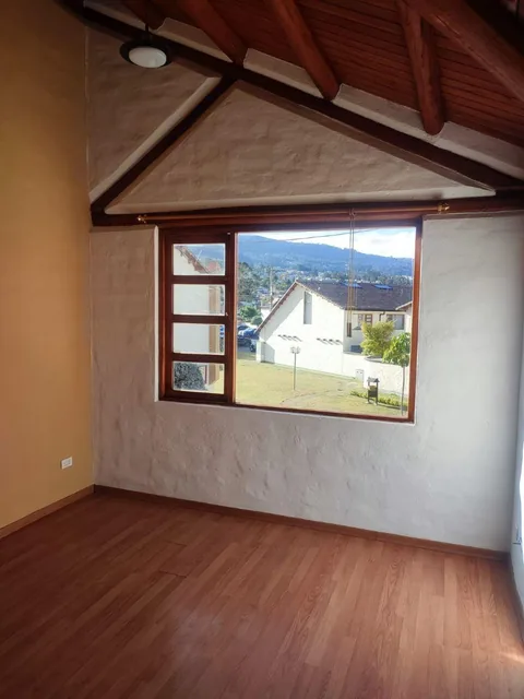 Casa en Venta en Conocoto Dentro de Urbanización con Doble Seguridad — imagen 2