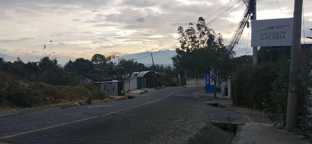 Nayón, Calle Manuela Sáenz, Vendo Terreno de 780 m², Frente 57 m, Cos. Pb 35 %, cos Total 70% — imagen 3