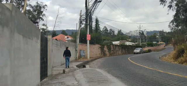 Nayón, Calle Manuela Sáenz, Vendo Terreno de 780 m², Frente 57 m, Cos. Pb 35 %, cos Total 70% — imagen 2
