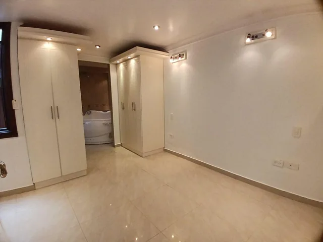 Casa de 213 m² con 3 Dorm. y 4 Baños con Acabados de Lujo en Venta en Rumiñahui — imagen 3