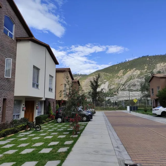 Casa en Venta de 3 Dorm. con Jardin en Pomasqui con Terraza Conjunto Privado con Piscina — imagen 4