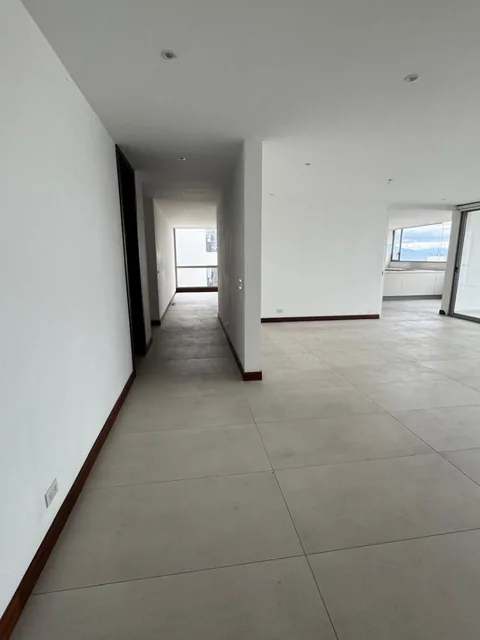 Departamento de Venta en Cumbayá, Sector Santa Lucía, 3 Dorm, 242 m², Linda Vista, Excelente Opción — imagen 5