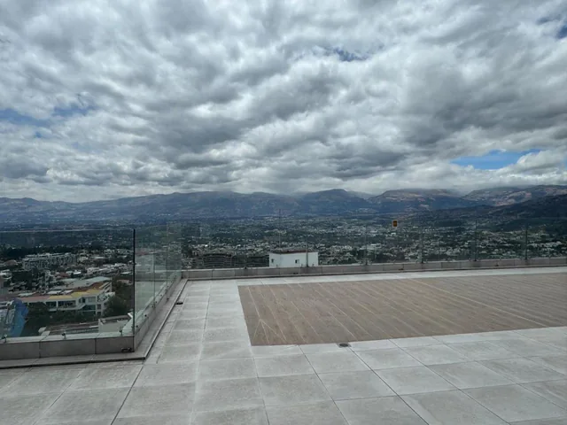 Departamento de Venta en Cumbayá, Sector Santa Lucía, 3 Dorm, 242 m², Linda Vista, Excelente Opción — imagen 2