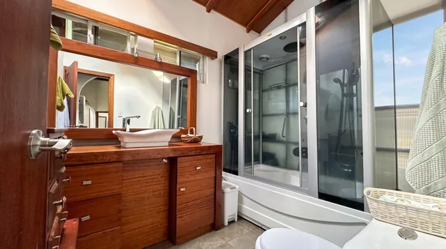 Casa Esquinera de 1 Planta en Venta con Piscina y 1.105 m² de Terreno – Santa Rosa | Tumbaco — imagen 2