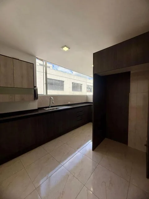 Departamento de 2 Habitaciones con Balcón - en Venta - Quito Tenis - 105 m² — imagen 3