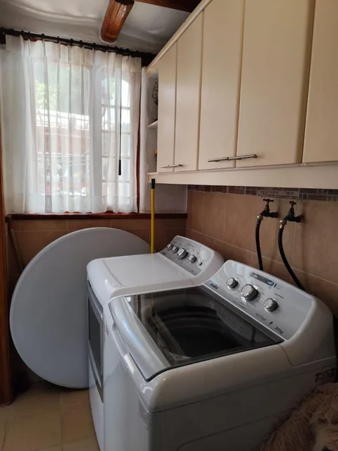 Acogedora Casa Rústica en Madera y Ladrillo — imagen 5