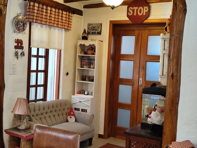 Acogedora Casa Rústica en Madera y Ladrillo — imagen 3