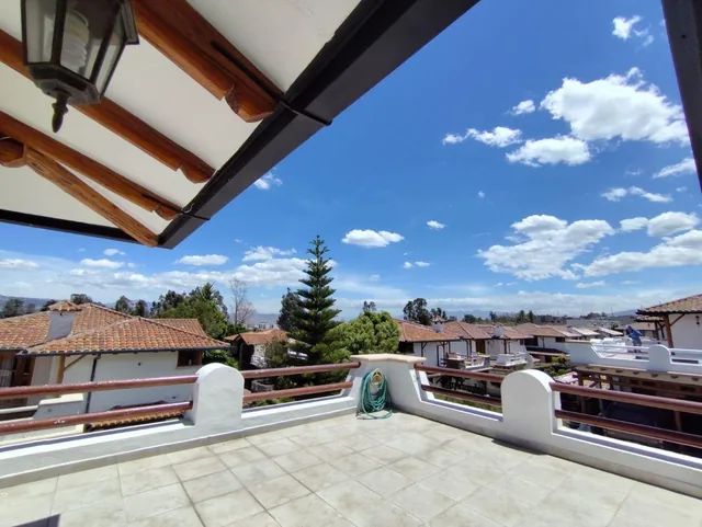 Acogedora Casa Rústica en Madera y Ladrillo — imagen 2