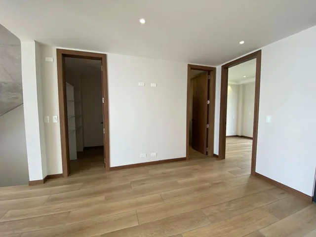 En Venta: Última Casa a Estrenar, de 3 Dorm. + Estudio y Jardín, en Urbanización Campo Alegre — imagen 5