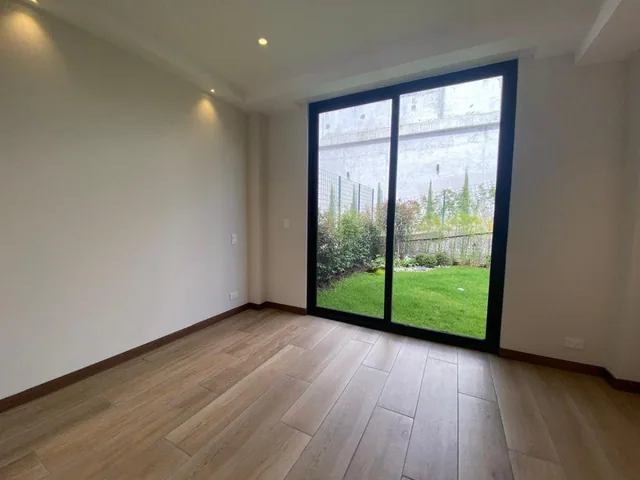 En Venta: Última Casa a Estrenar, de 3 Dorm. + Estudio y Jardín, en Urbanización Campo Alegre — imagen 2