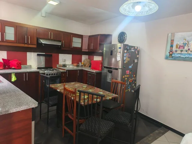Casa de 220 m² con 3 Dorm. en Venta a Una Cuadra de La Av Primero de Mayo, Azuay — imagen 5