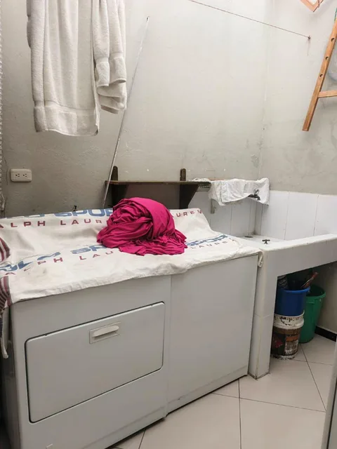 Casa de 220 m² con 3 Dorm. en Venta a Una Cuadra de La Av Primero de Mayo, Azuay — imagen 2