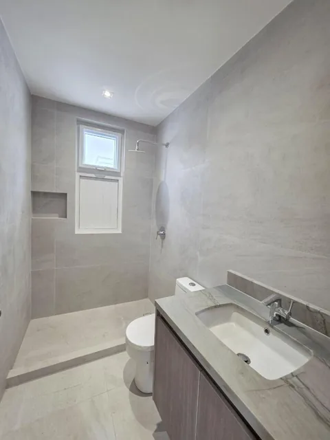 7773. Urb. Aires Norte - Samborondon Km 10, Vendo Casa de Estreno 4 Dorm. $429.995. Guayas — imagen 2