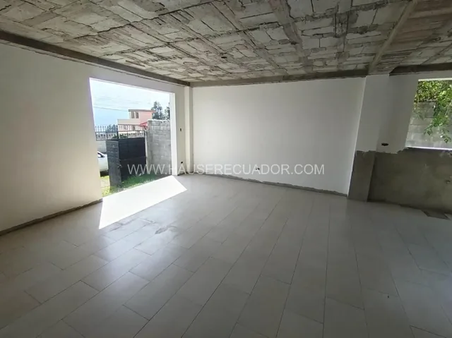Casa por Estrenar en Conocoto con 4 Parqueaderos, Terreno de 570 m², Dentro de Urbanización — imagen 3