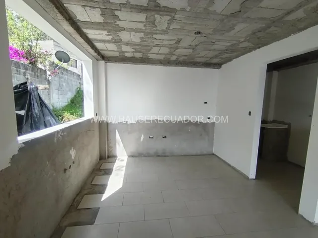 Casa por Estrenar en Conocoto con 4 Parqueaderos, Terreno de 570 m², Dentro de Urbanización — imagen 2