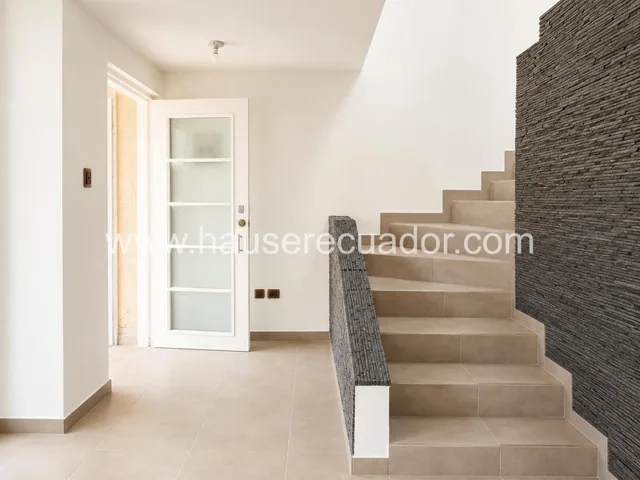 Moderna y Acogedora Casa de Venta, Ubicada Dentro de un Conjunto Residencial en Conocoto — imagen 5