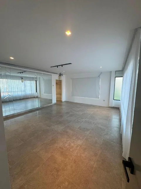 Casa de Lujo con Piscina y 4 Parqueos en Urbanización Privada - Estancias del Río, Guayas — imagen 3