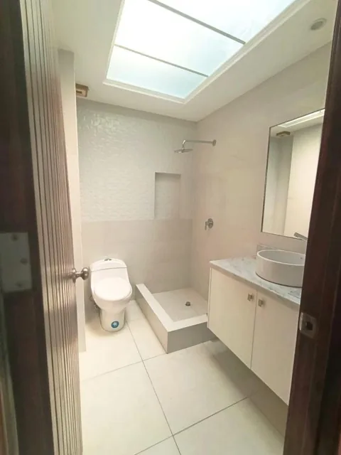 Vendo Departamento en Urdesa Central, Guayas — imagen 2