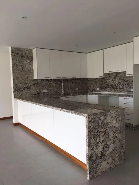Vendo Lujoso Departamento en Cumbaya — imagen 2
