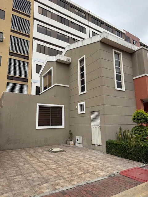Casa en Venta en San Sebastián | 4 Dorm. | Amplio Patio | $215.000, Guayas — imagen 2