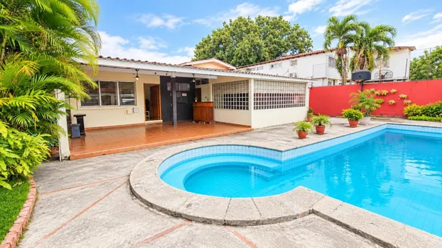 En Venta Casa en Urdesa Central - B. Cobos, Guayas — imagen 3
