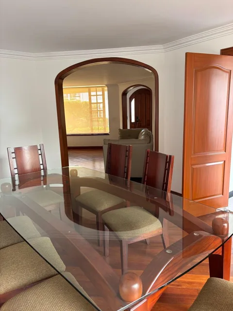 Casa Remodelada de 260 m² con 3 Habitaciones en Venta en Cumbayá — imagen 2