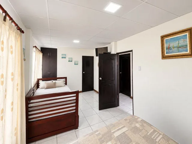 Casa de Dos Pisos con Piscina y Jacuzzi a Pocos Pasos del Mar, Guayas — imagen 2