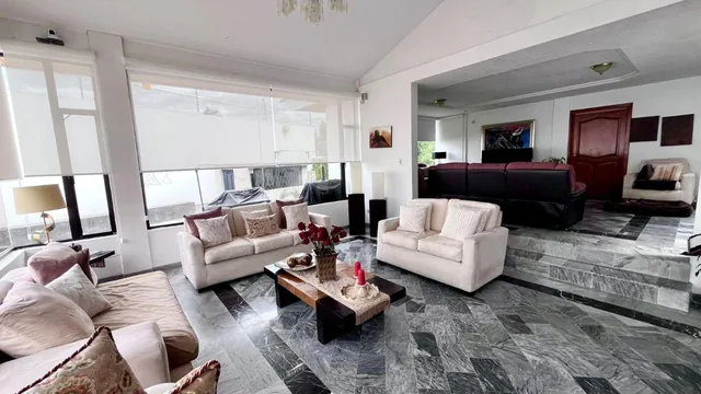 Casa en Venta Esquinera Independiente en Cumbayá – La Primavera | Piscina | 5 Parqueaderos — imagen 3