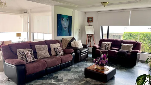 Casa en Venta Esquinera Independiente en Cumbayá – La Primavera | Piscina | 5 Parqueaderos — imagen 2