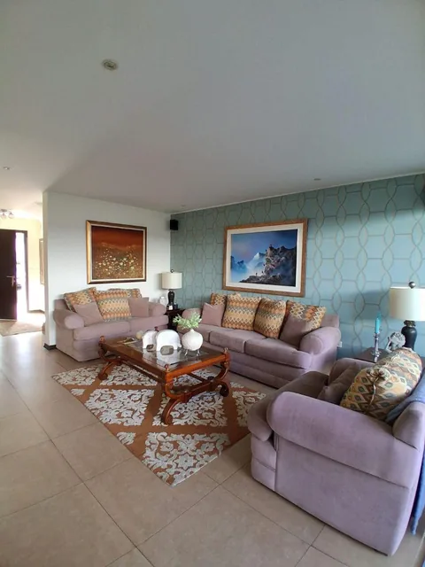 Hermosa Casa de Venta en Cumbaya — imagen 3